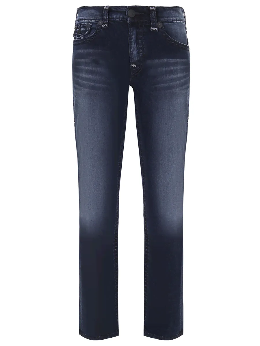 -Темно-синие джинсы slim fit из хлопка от TRUE RELIGION. -Средняя посадка, пояс, шлевки, прорезные и накладные с клапанами карманы, застежка-молния и пуговица, нашивка с логотипом бренда.