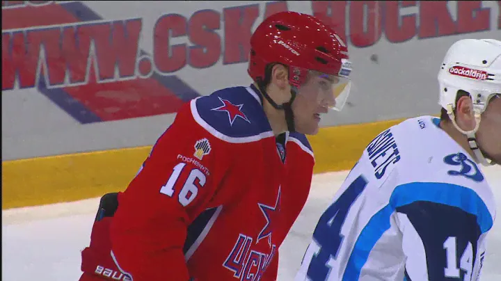 Крайичек выносит шайбу с ленточки / Krajicek smashes the puck behind Glass back
